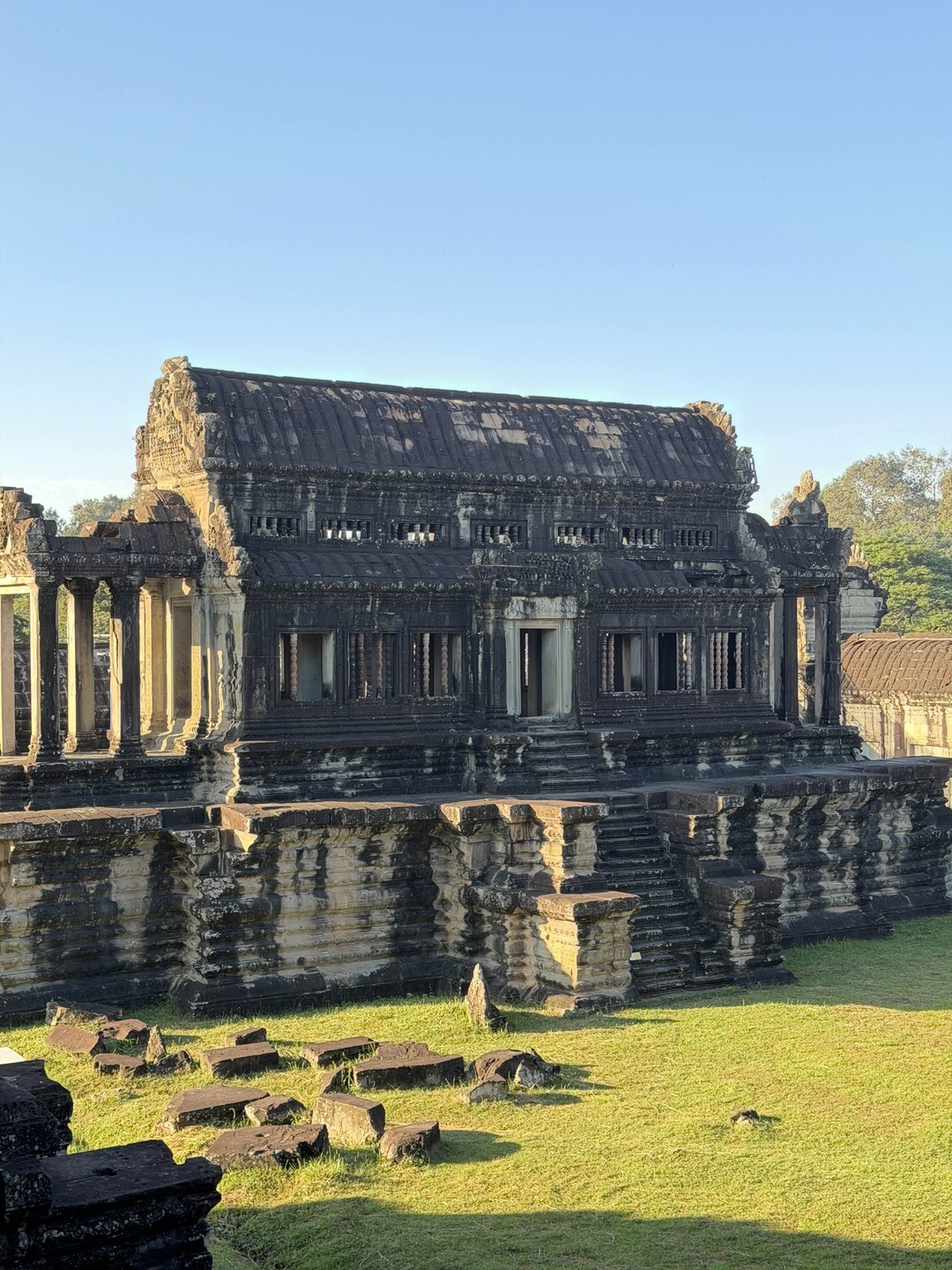 Недавно были на экскурсии в Ангкор-Ват — и хочу оставить отзыв, потому что всё прошло действительно