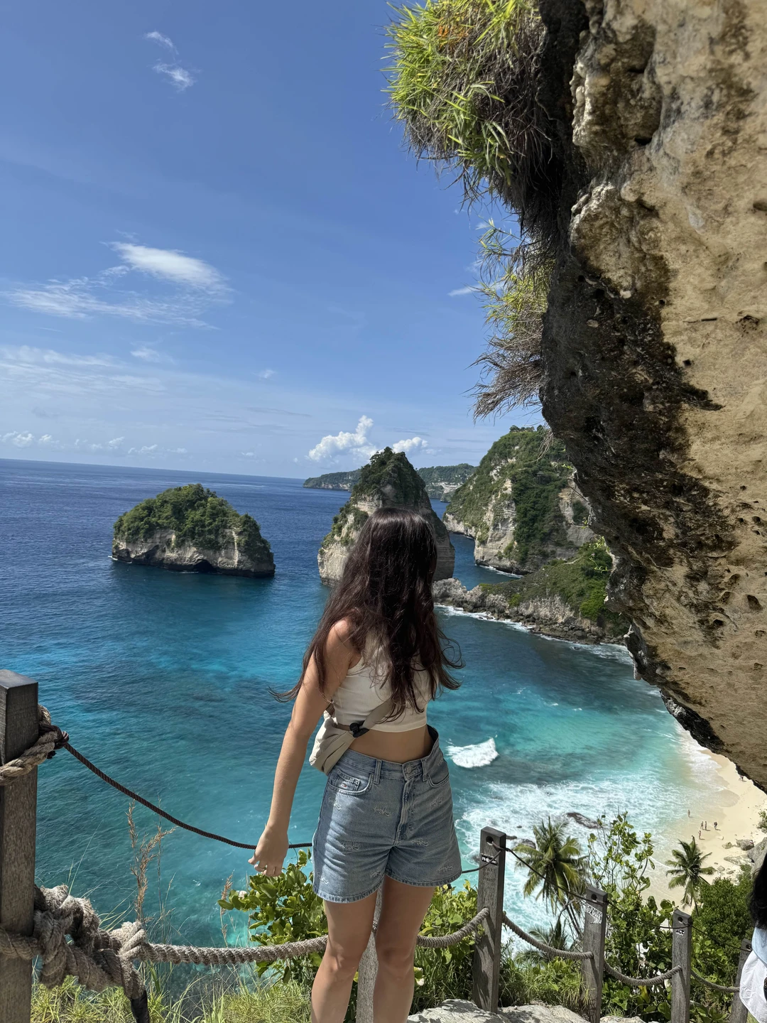 Виды очень красивые. Поболтали с гидом, структурного рассказа не было, но развлекательный диалог был. На машине