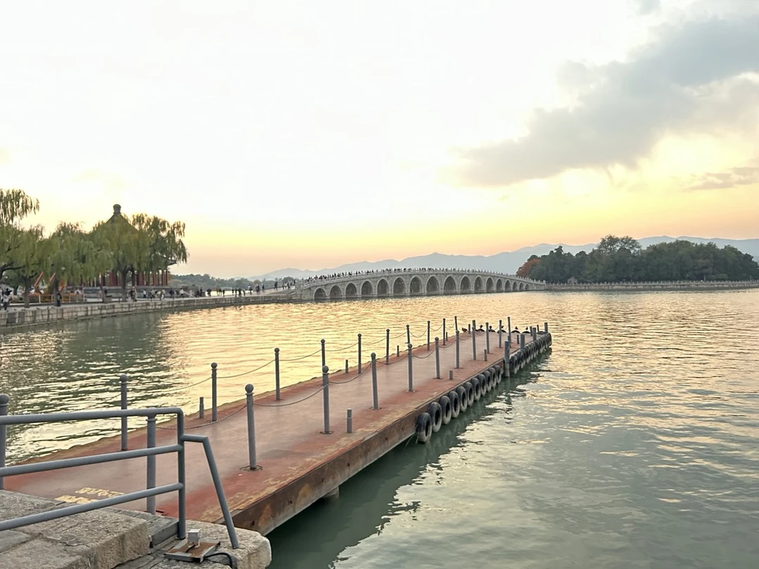 Очень ответственный гид! Надёжный! Отлично знает историю! Подскажет где и что лучше и интереснее. Все договорённости