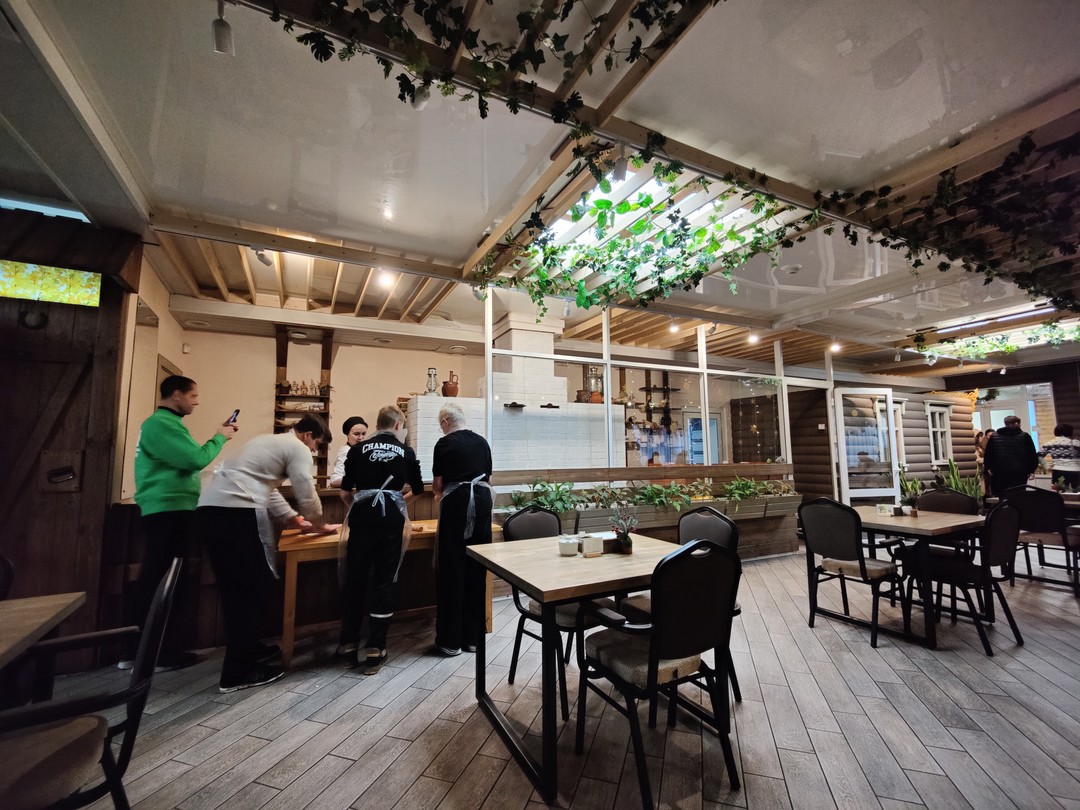 Экскурсию проводила Ирина. Очень хорошо владеет материалом. Много интересного узнали не только про Йошкар-Олу, но и