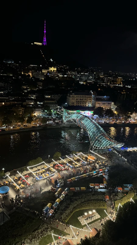 Мерцающий огнями Тбилиси