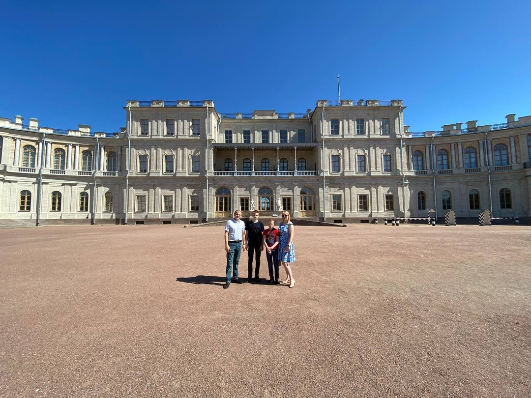 Ирина заинтересовала и увлекла интересными фактами из истории Гатчины с первых минут. Экскурсия затрагивает разные исторические