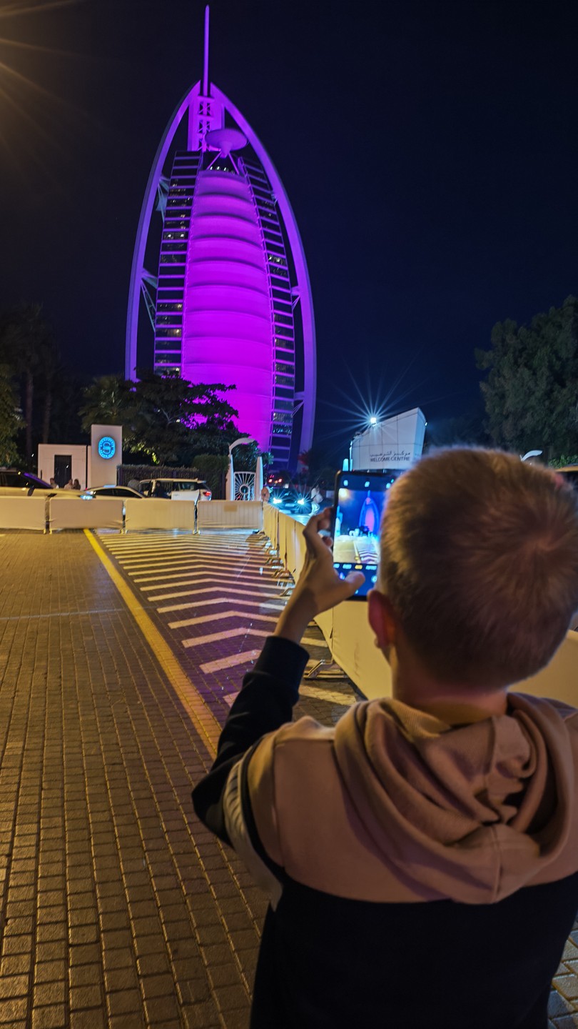 Большое спасибо Артуру за классную и познавательную фотоэкскурсию. Артур много рассказывает интересных фактов о Дубае и