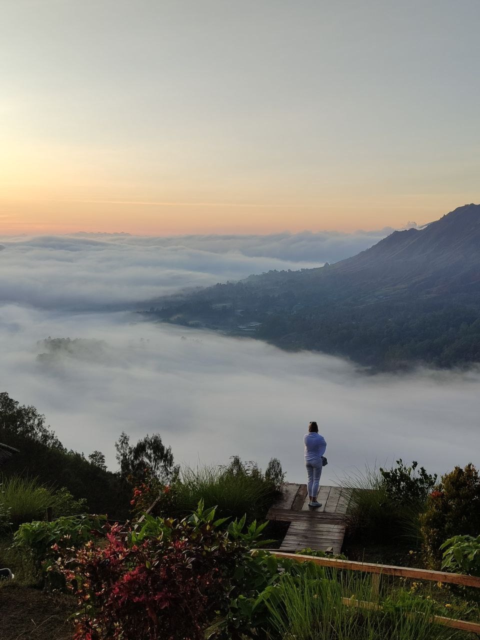 Поездка была просто супер. Эмоции захлестывали от увиденного. Рассвет над облаками с видом на вулкан-это завораживающее