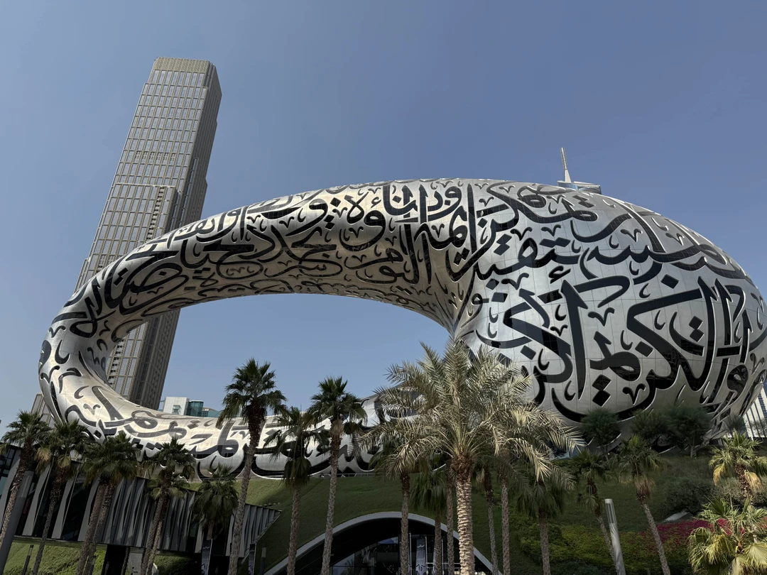 Первый раз в ОАЭ! Долго изучала предложения экскурсий и не ошиблась. У гида широкий кругозор, поставленная