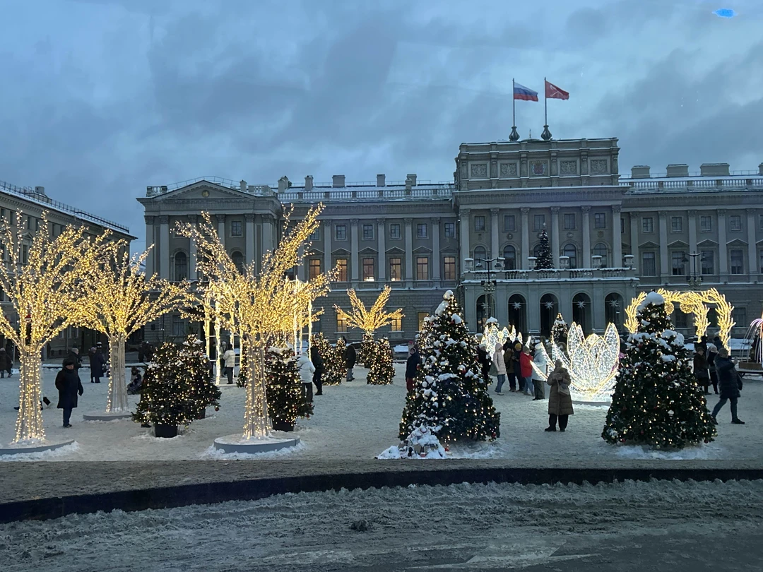 Получили удовольствие. В холодную, зимнюю питерскую погоду самое верное воспользоваться поездкой на автобусе. И уютно и
