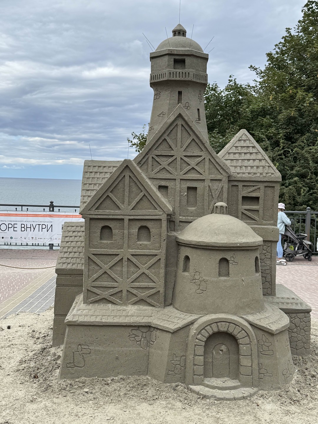 Отличное путешествие. Морская прогулка в я Балтийске впечатляет. Янтарный- прекрасное место на берегу моря. Украшения из