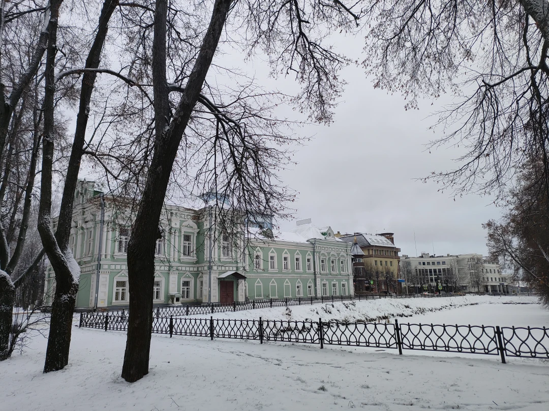 Владимир - потрясающий рассказчик! грамотная, интонационная речь, невероятные и удивительные истории домов через призму их обитателей