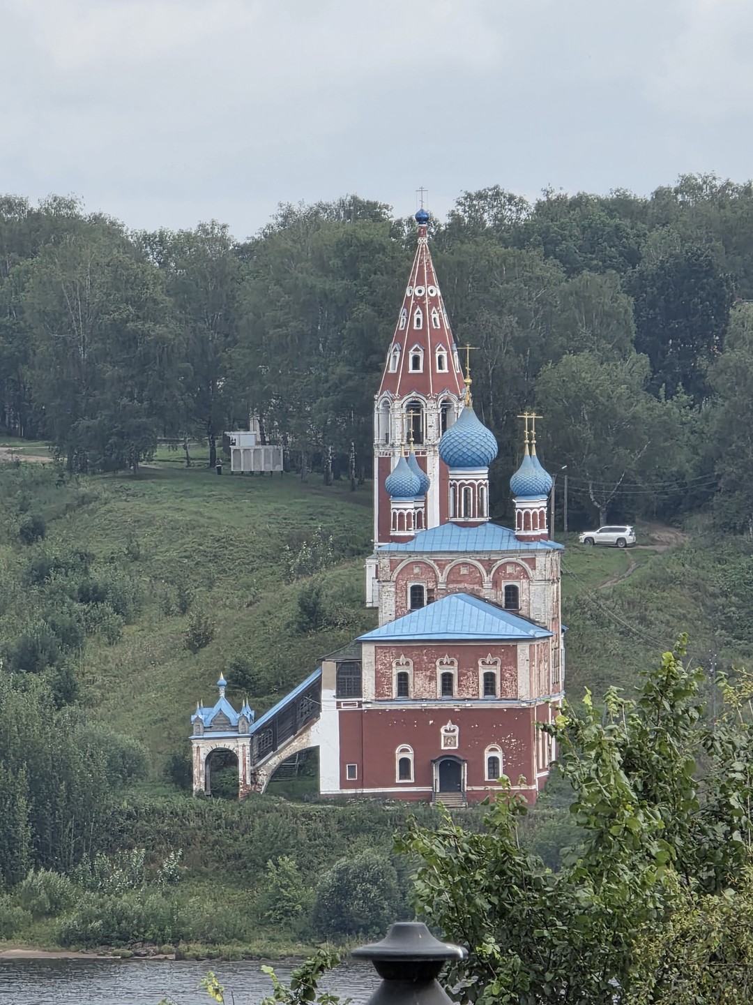 Романо-Борисоглебск - маленький городок с богатой историей. Здесь нет моста между романовским и борисоглебским берегами, поэтому