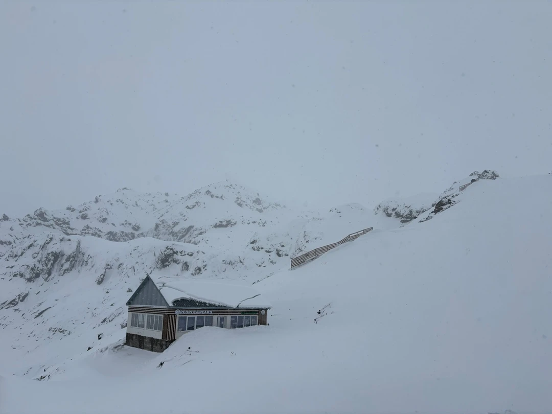 Изначально забронировали экскурсию к Чегету, но из-за закрытой там канатки нам предложили заменить экскурсию на похожую