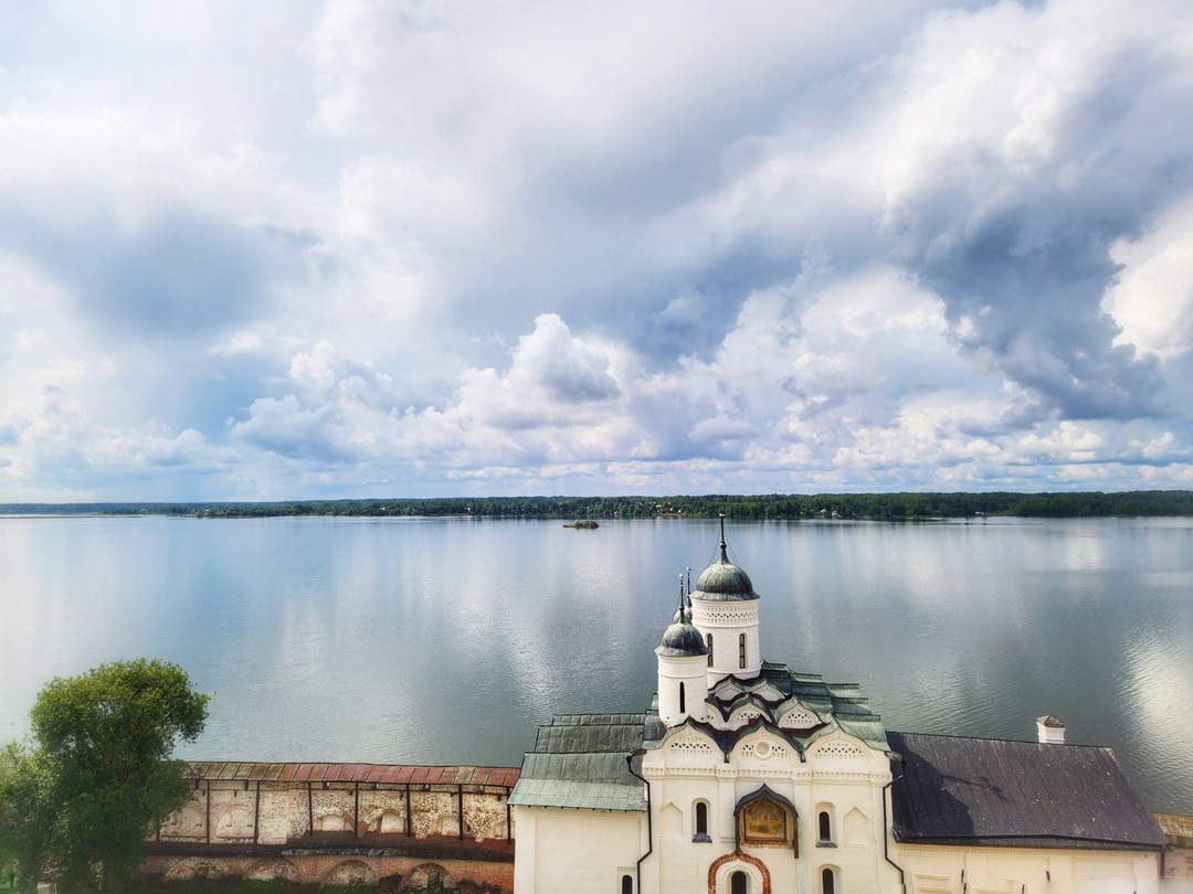Информативная, обширная по материалу экскурсия, очень интересно рассказанная и показанная Евгением. Приятное, комфортное общение, готовность рассмотреть