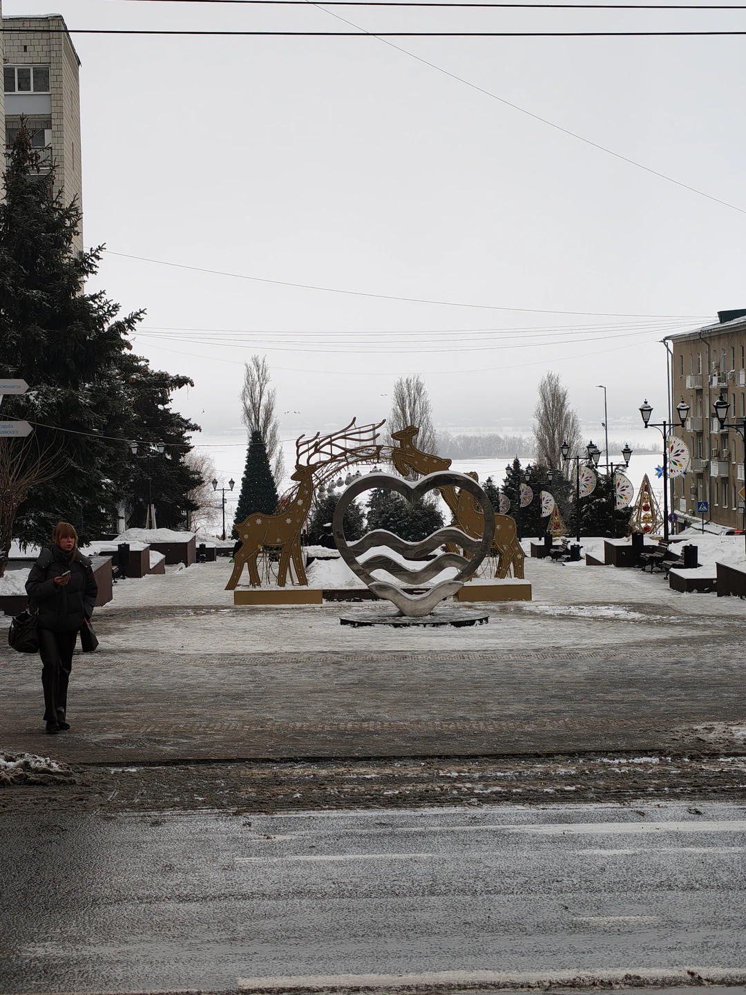 Искренне советую для знакомства с городом Марию Миронову. Академические знания, любовь к городу и краю гармонично