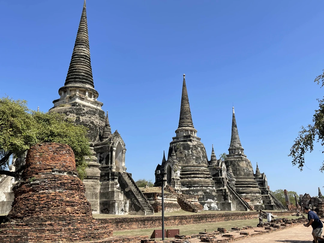 Интересная экскурсия в столицу древнего Сиама. Красивые, необычные храмы. Обязательно стоит съездить, рекомендую.