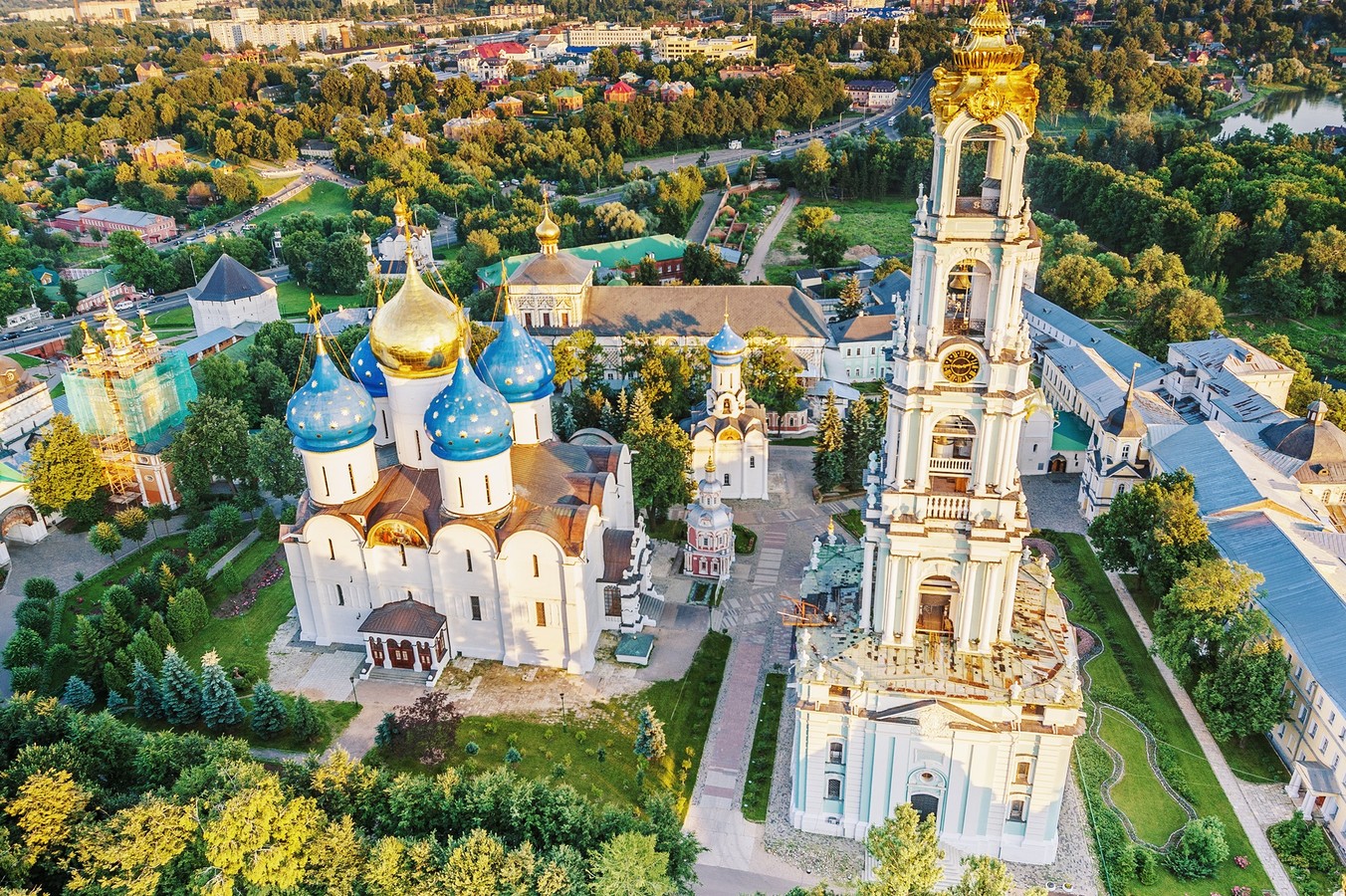 Сергиев Посад: возле стен монастырских