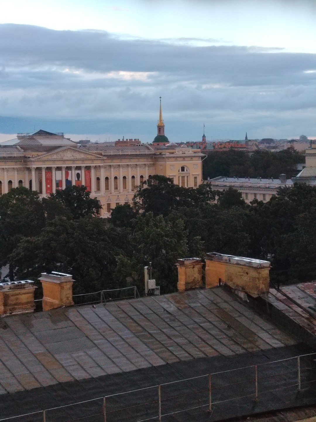 Спасибо за экскурсию, хотя и был дождь. Но это был своеобразный питерский дождливый вайб. На экскурсии