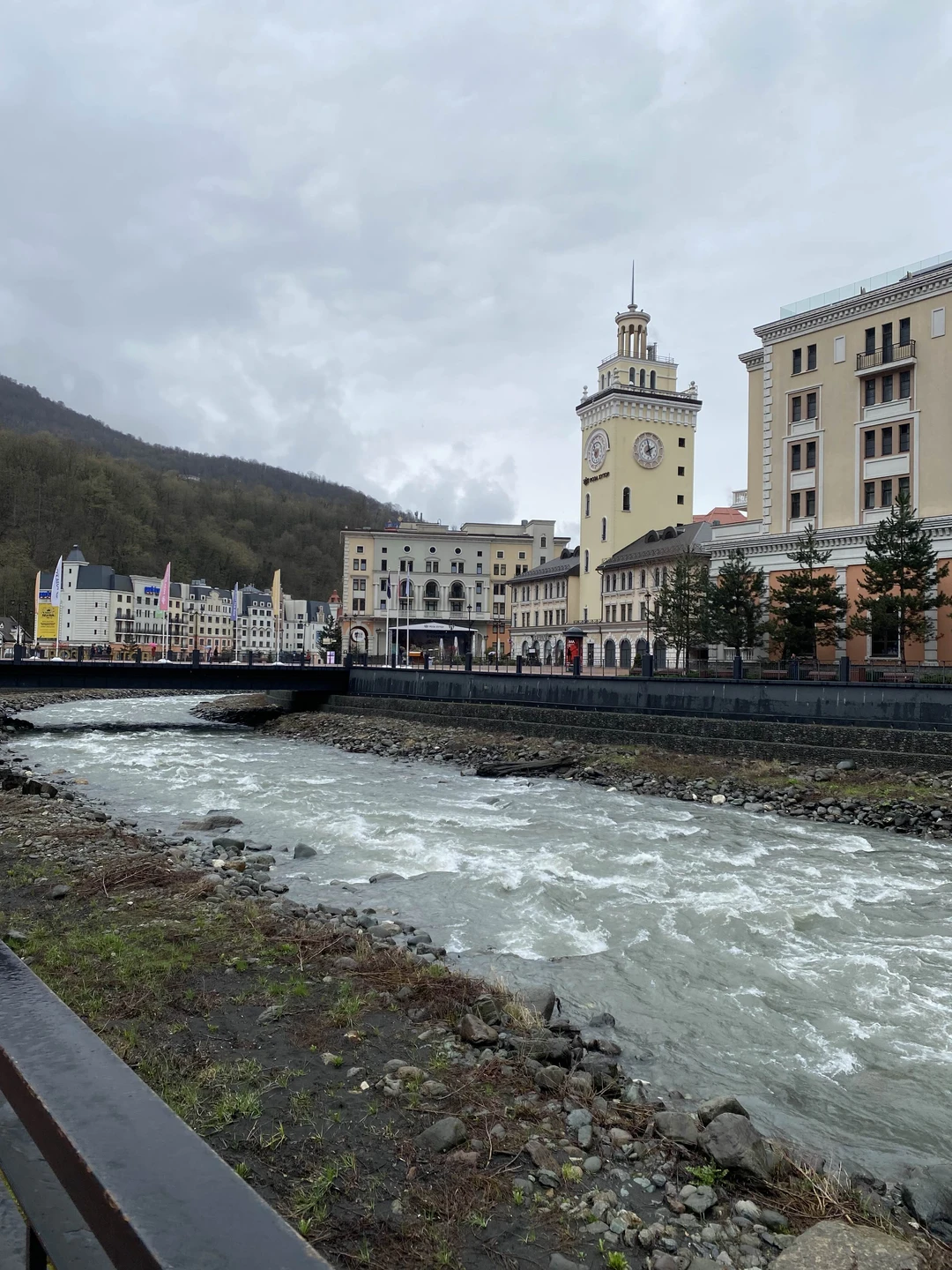 В целом, нормально. Доехали до Красной поляны, послушали информацию, погода была хмурая, на гору подниматься не
