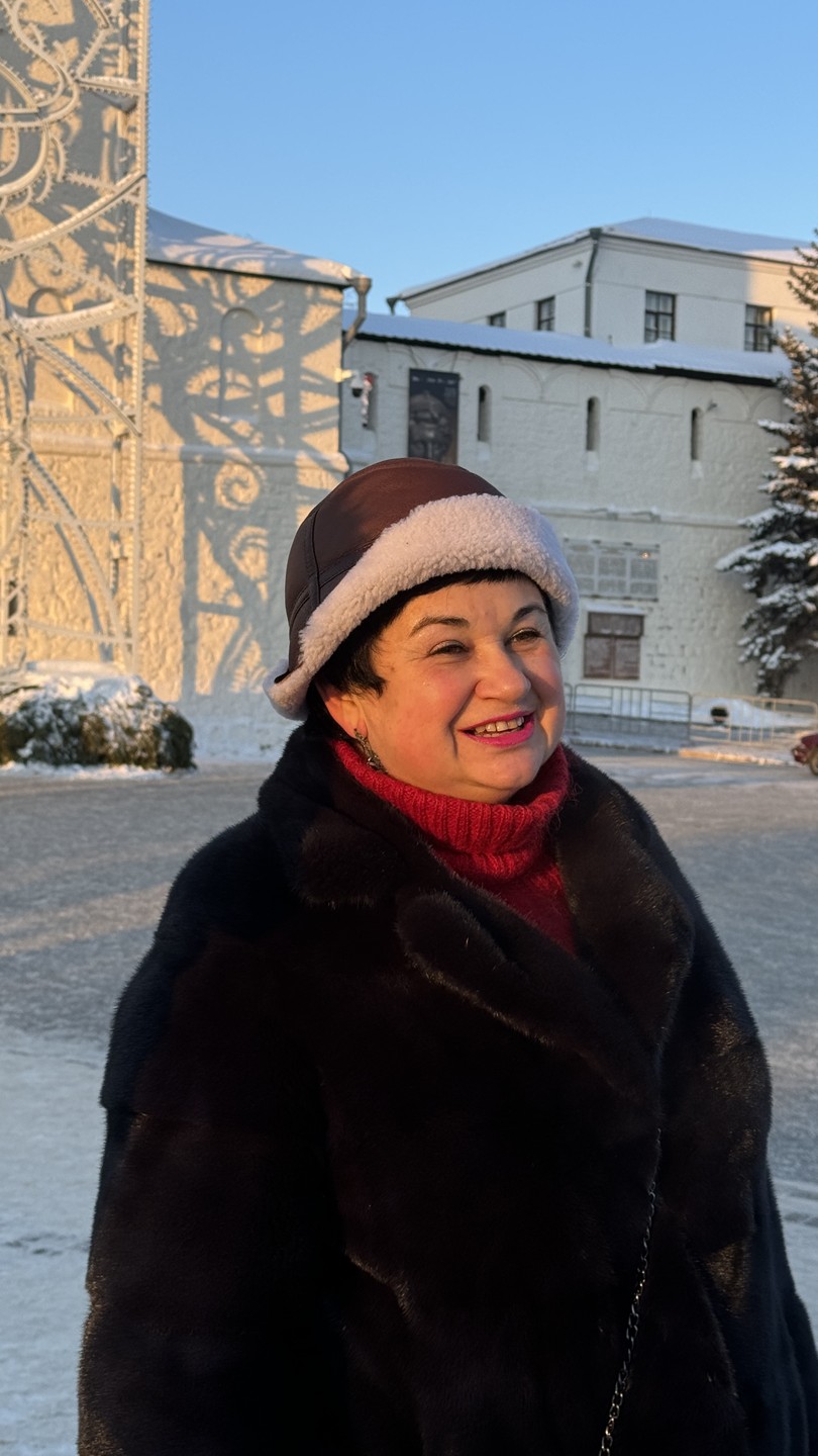 Нас встретила гид Любовь у стен Кремля, там и началась экскурсия, нам рассказали про историю Кремля,