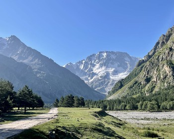 Прогулка по ущелью Шхельда, путь до альплагеря