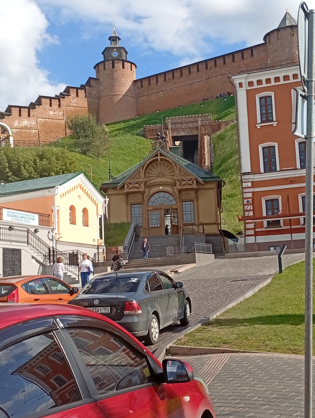 Лена приехала вовремя, на комфортабельном авто.