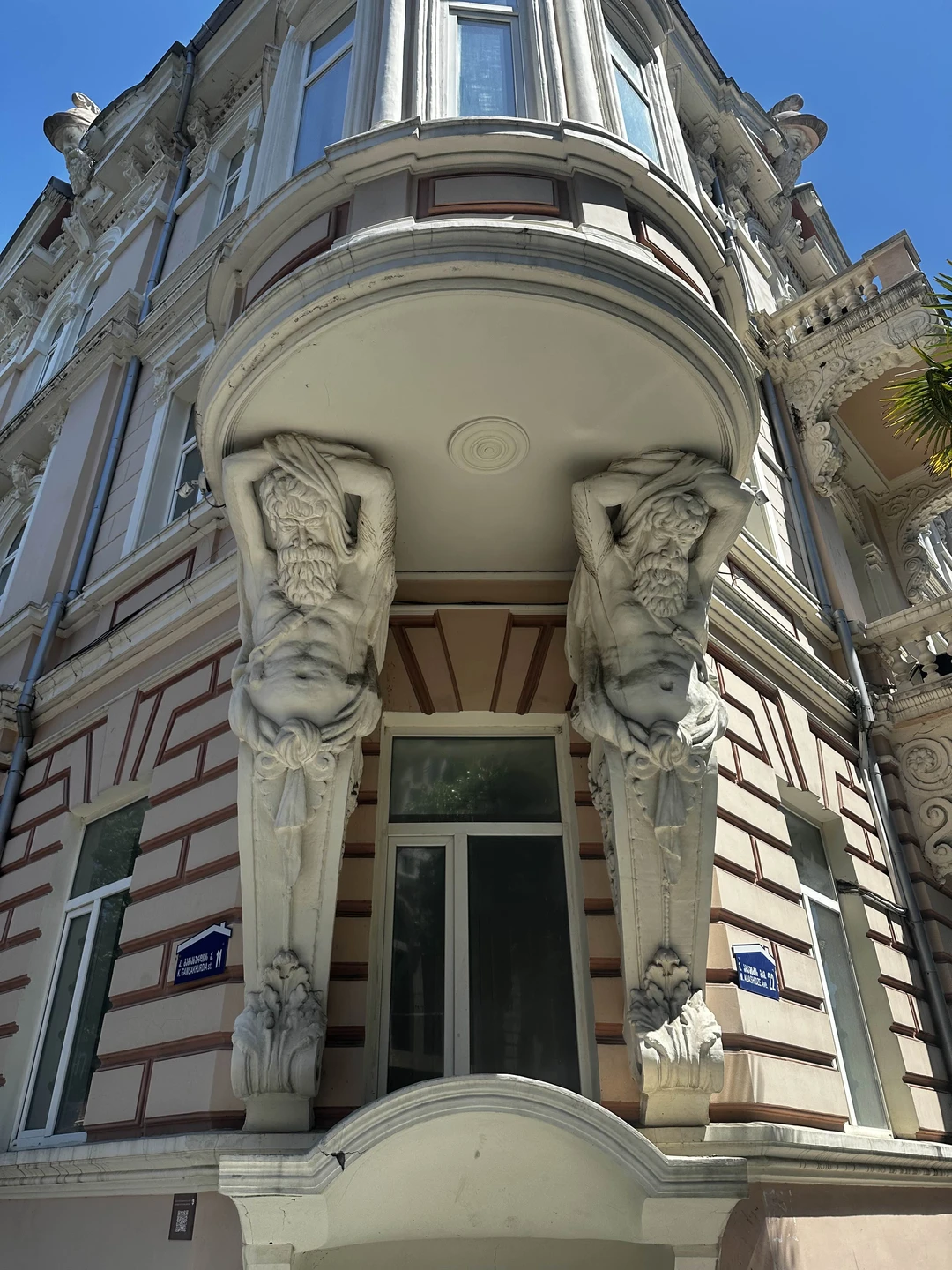 У нас был гид Малхаз, сразу на двух языках рассказывал про города, истории каждой достопримечательности, нам