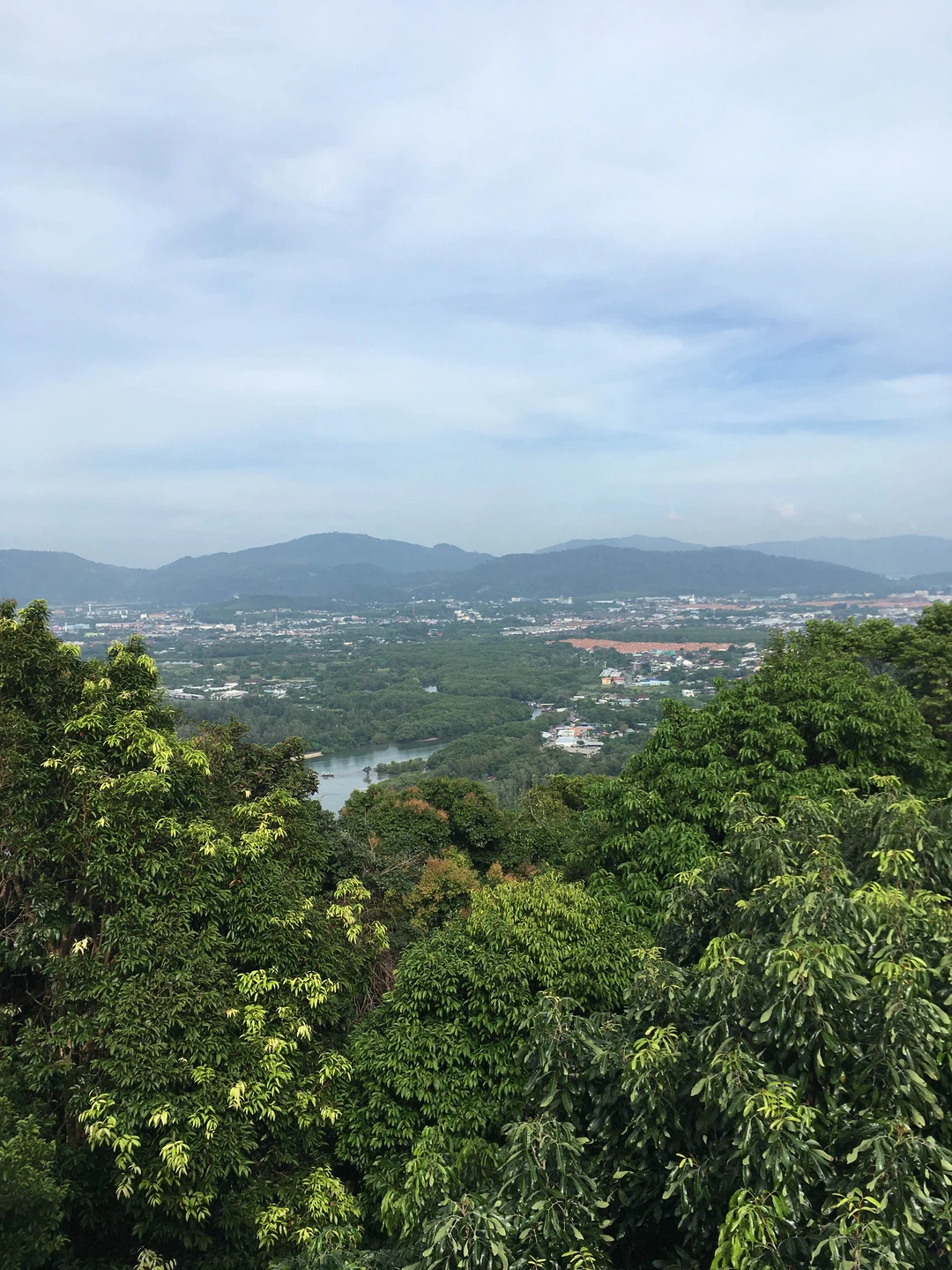 Экскурсия очень понравилась. Понравилась нестандартная подача материала Дмитрием, его юмор. Узнали о буддизме, истории Тайланда, королевской