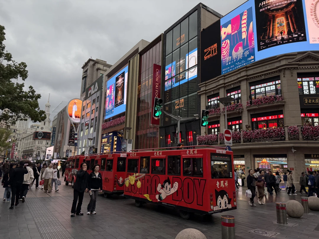 У нас гидом была Женя. Очень хорошо всё нам рассказывала на хорошем русском языке. Мы не
