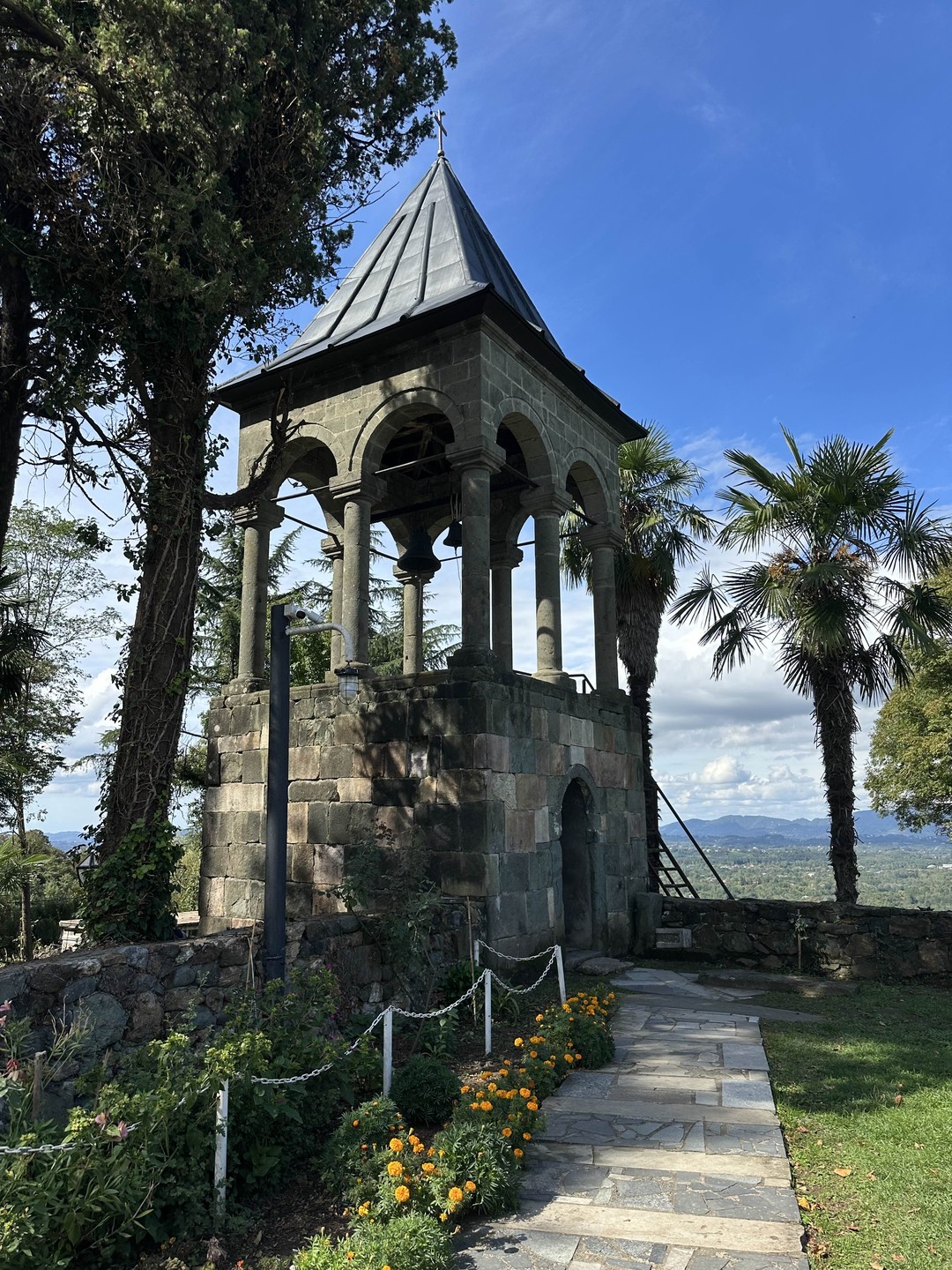 Если у Вас нет возможности самостоятельно отправиться на машине на эту невероятную гору, то обязательно отправляйтесь