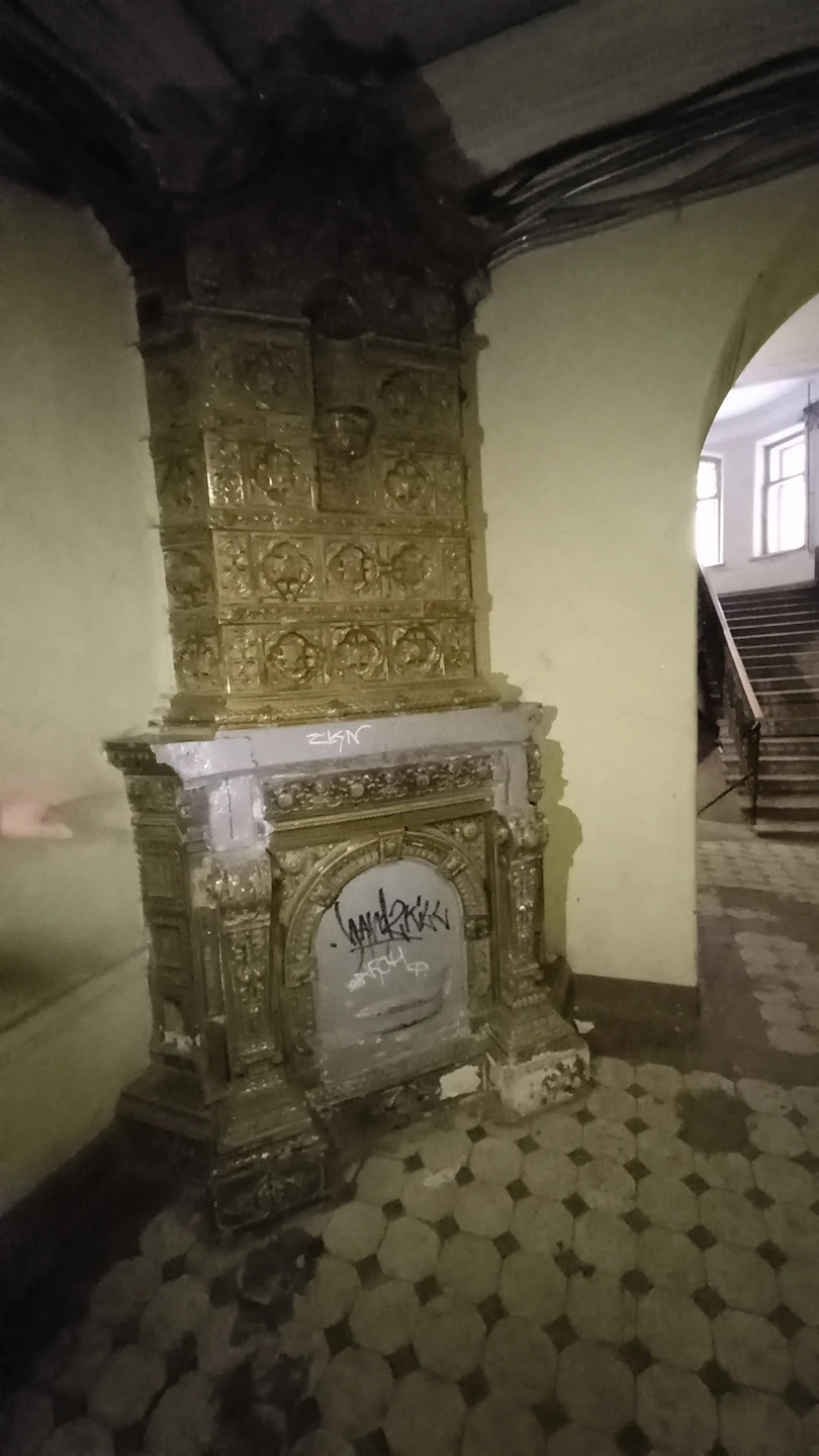 Секреты и лабиринты Петроградской стороны: дворы, парадные, легенды (Таиса)