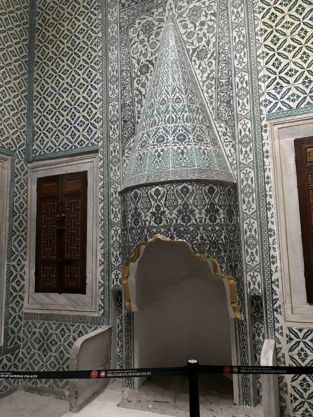 Вчера был максимально насыщенный день- два дворца: абсолютно разных, оба исторически важные. Мой фаворит- Долмабахче😍, он