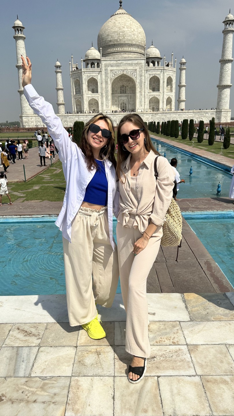 Мы взяли две экскурсии, Дели и Тадж-Махал. Много информации, которая правильно упакована, хороший маршрут с такой