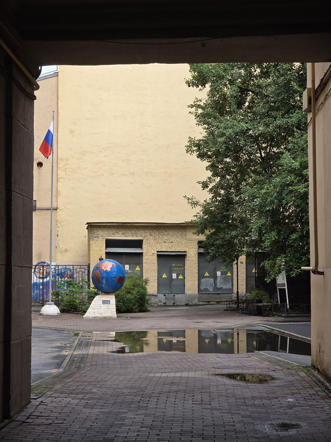 Огромная благодарность Александру, очень интересная экскурсия, до мурашек, иногда накатывали слезы от историй. 2,5 часа пролетели незаметно