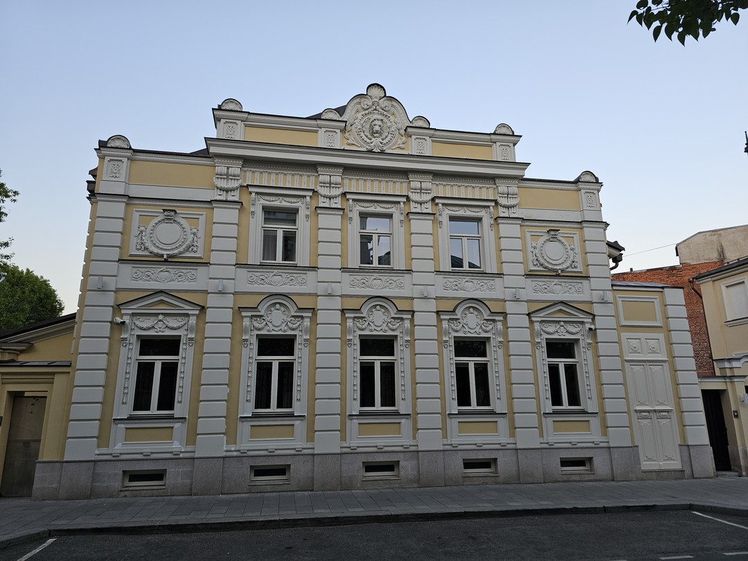 Скажу, что ни одну локацию в привязке к фильму мы не угадали)) интересно безусловно. Экскурсия для