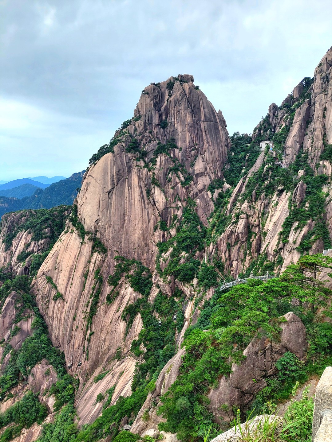 Действительно побывали в Поднебесной. Горы Хуаншань завораживают своей красотой и живописностью. Получили настоящее удовольствие и физ.