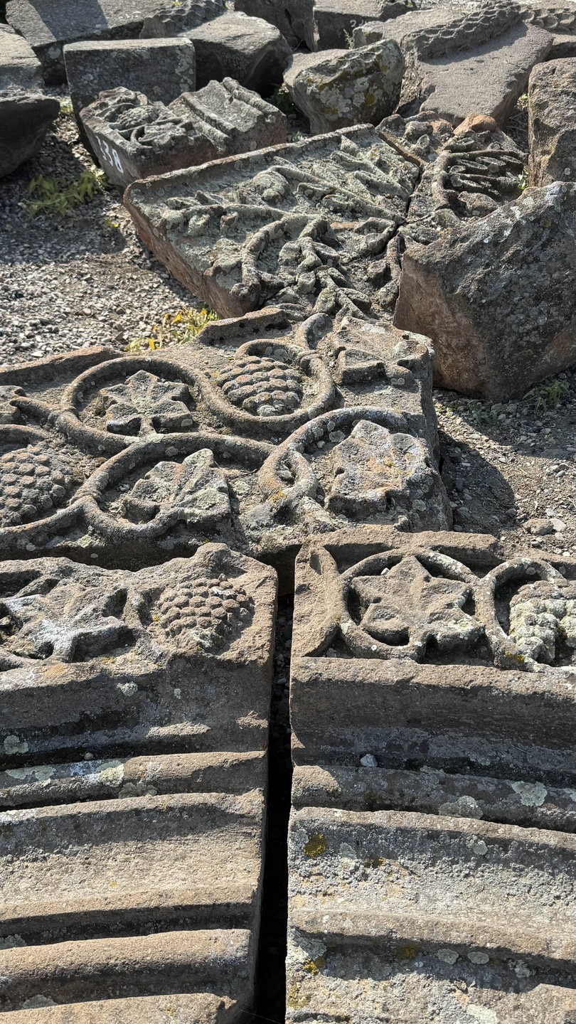 Экскурсия в Эчмиадзин очень информативная, по совету гида взяли к ней Хор Вирап, остались довольны. Действительно