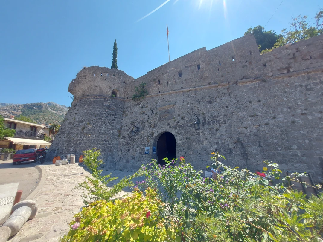 Прекрасная экскурсия в южные города Бар и Улцинь, заметно отличающиеся от Будвы. Михаил показал нам, какой