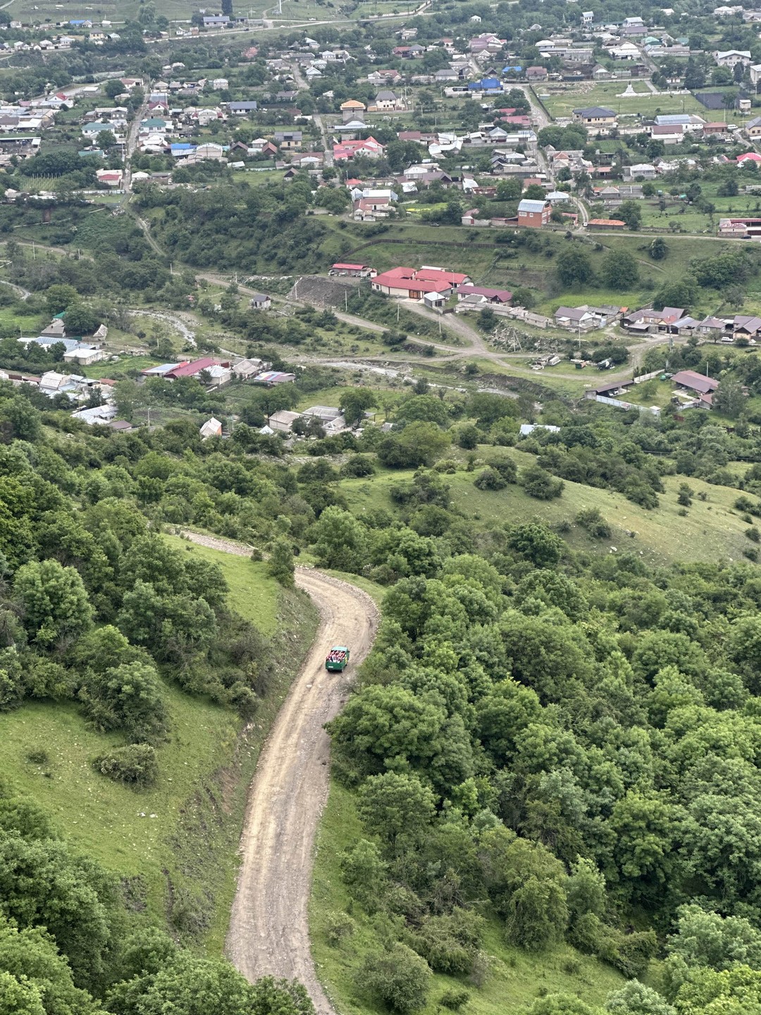 Интересная экскурсия, особенно для горнолыжников🙂, забрались на самую высоту и кавказский хребет как на ладони. Погода