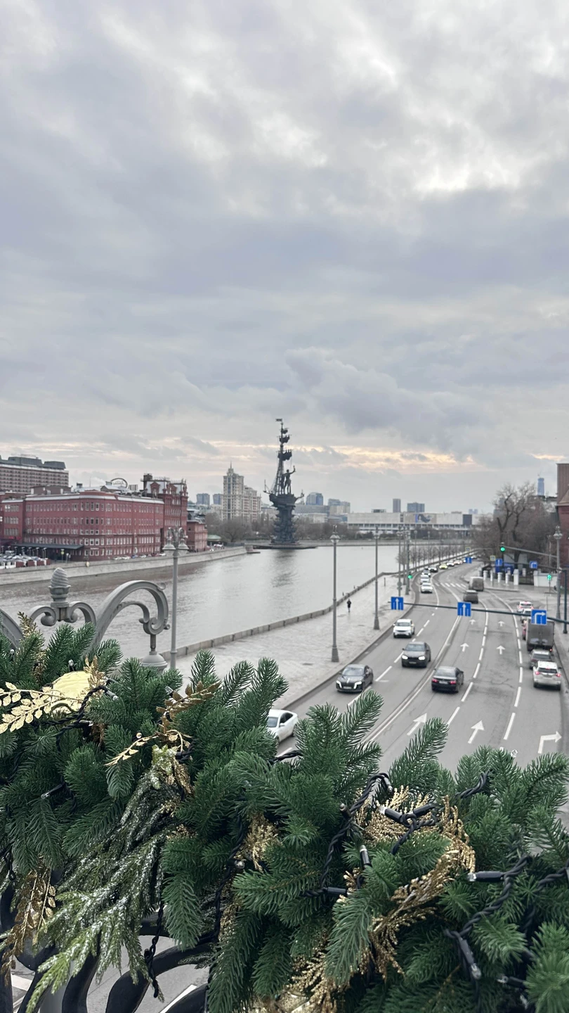 Сделала ранее уже отзыв, тут продублирую коротко: мне понравилось, все доступно, исторические факты вперемежку с новыми