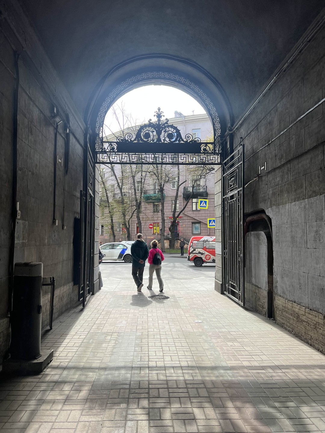 Лабиринты дворов и парадных Петроградской стороны (Елена)