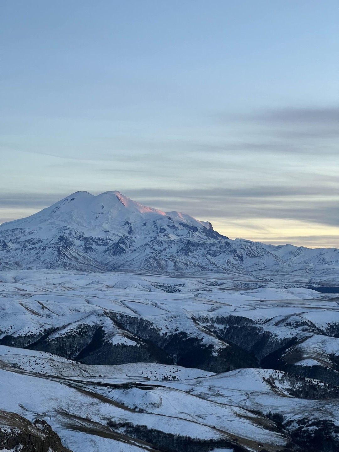 Очень живописный маршрут, потрясающие виды на Эльбрус. Среди точек: «Два монаха», «Скалистый амфитеатр», Плато Большой и