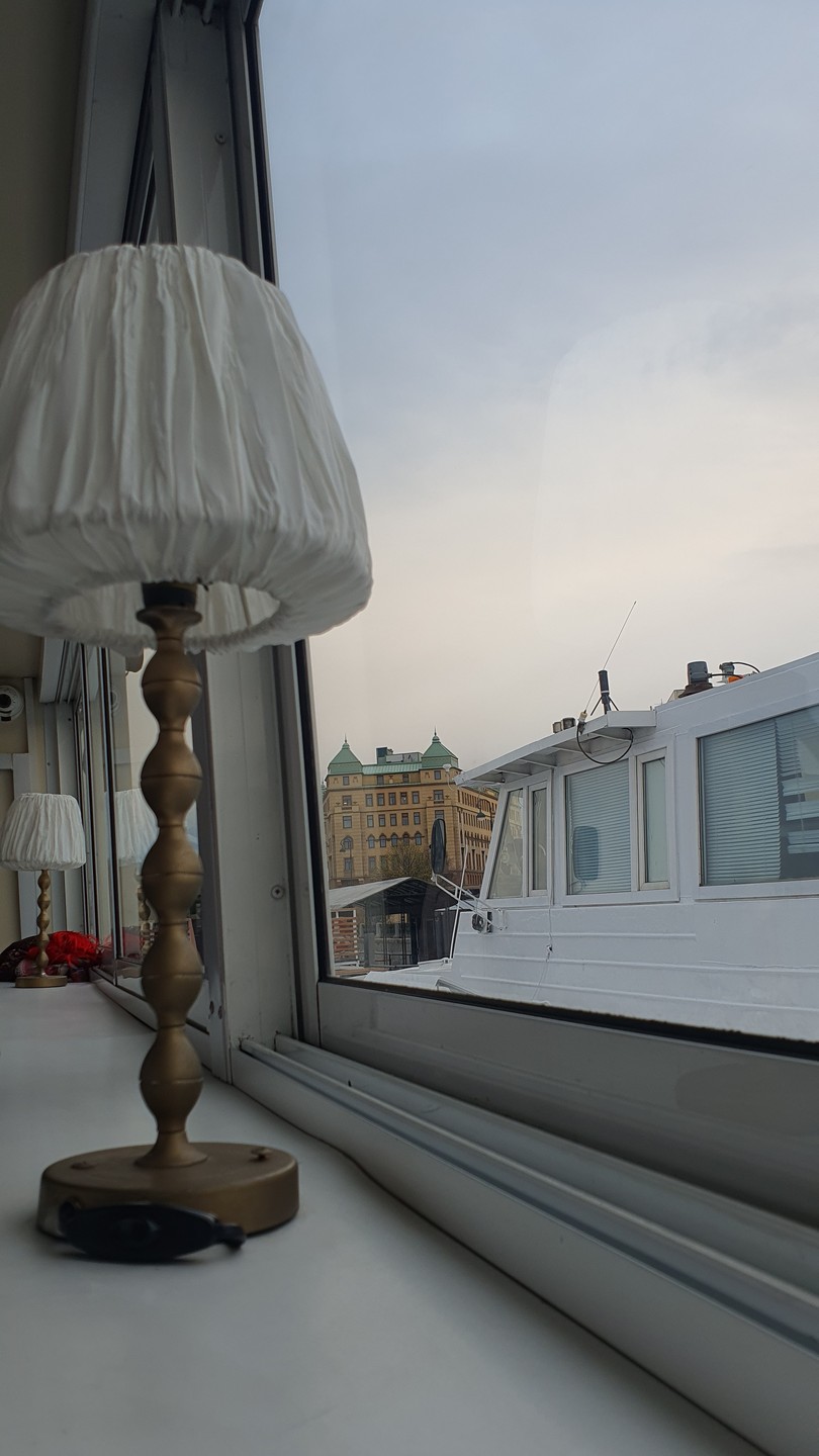 Спокойная атмосфера вечернего города, мы были на 2 этаже, удалось сделать очень красивые кадры. Музыкальное сопровождение