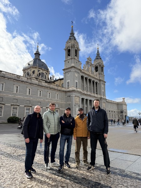 Итак… Мадрид нас встретил теплой дождливой погодой и ярким, умным и максимально приятным гидом, а именно