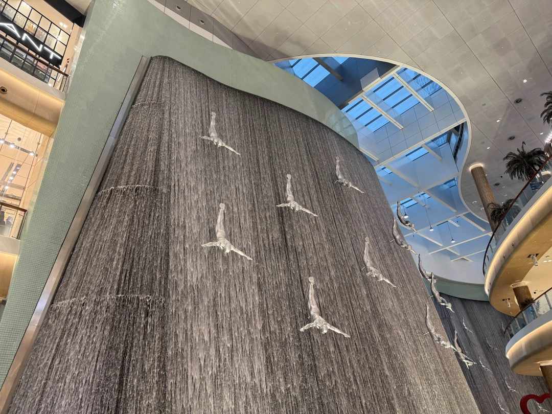 Легкая дружеская поездка, содержательная, без занудства: будет понятно и интересно взрослым и детям! Гибкий график локаций, все очень красиво