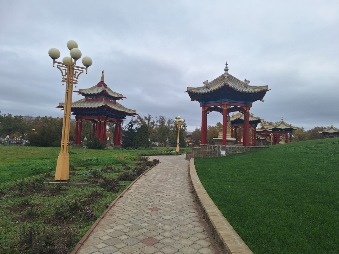 Кармически попался прекрасный экскурсовод, этнограф и буддист Константин. Брали на 2 часа, продлили до 4х. Пролетело