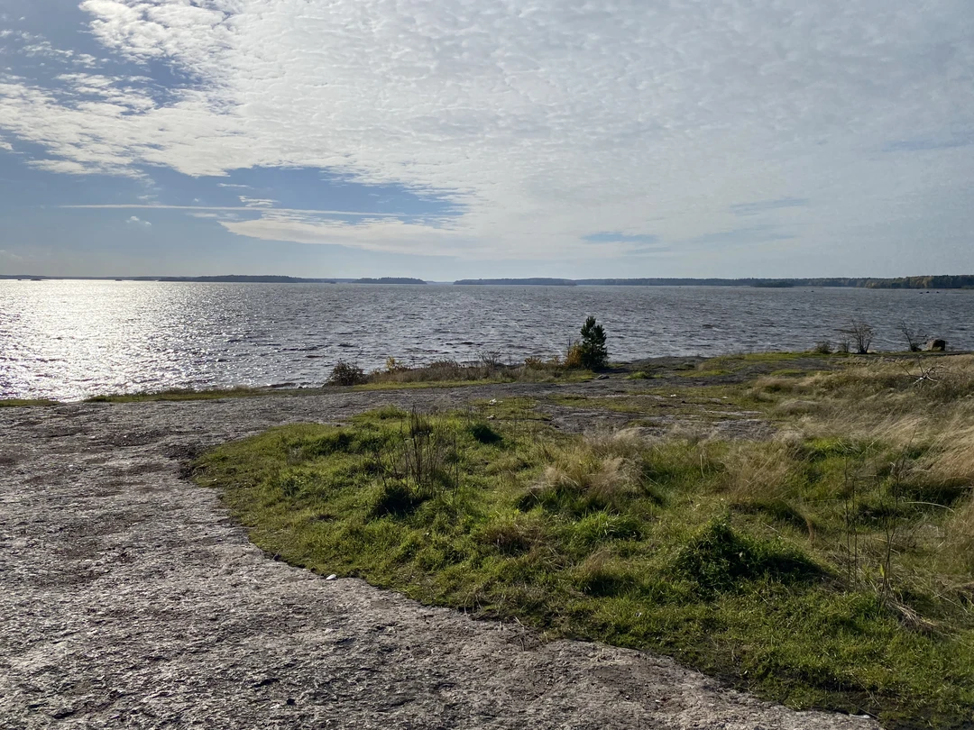 Интересный рассказчик, с добавлением медиа: музыкой, старыми фотографиями, планами, схемами - очень впечатлило и понравилось. Экскурсия