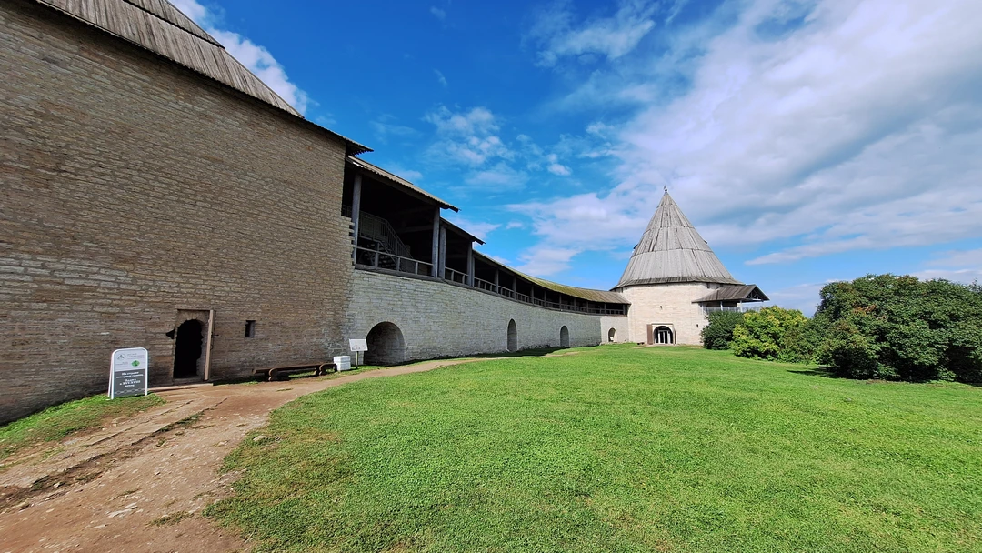 Несмотря на то, что автобус большой все прошло чётко. Посетили мужской монастырь, в женский даже не