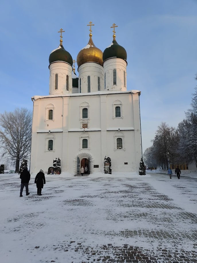 Были на экскурсии в самый холодный день за последние годы. Никита выдал гостям наушники с приёмником
