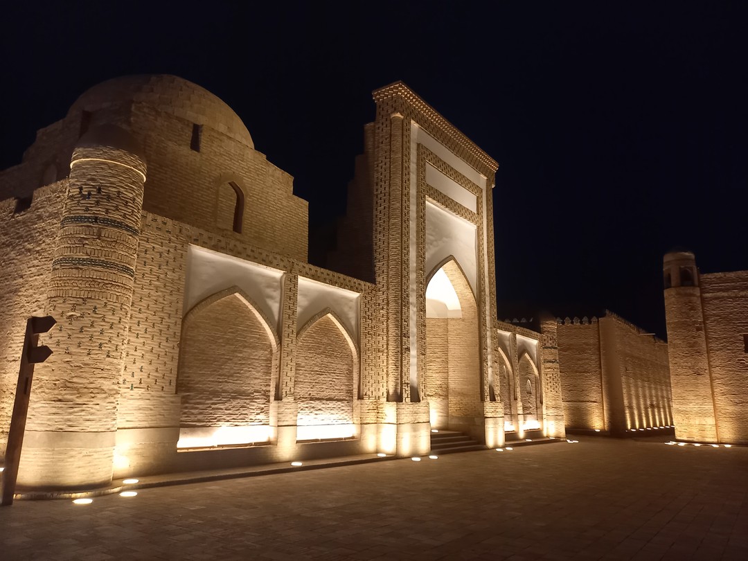 Мы день в день забронировали прогулку и Азамат очень опертивно нашёл нам Гида. Гид прекрасен! Он