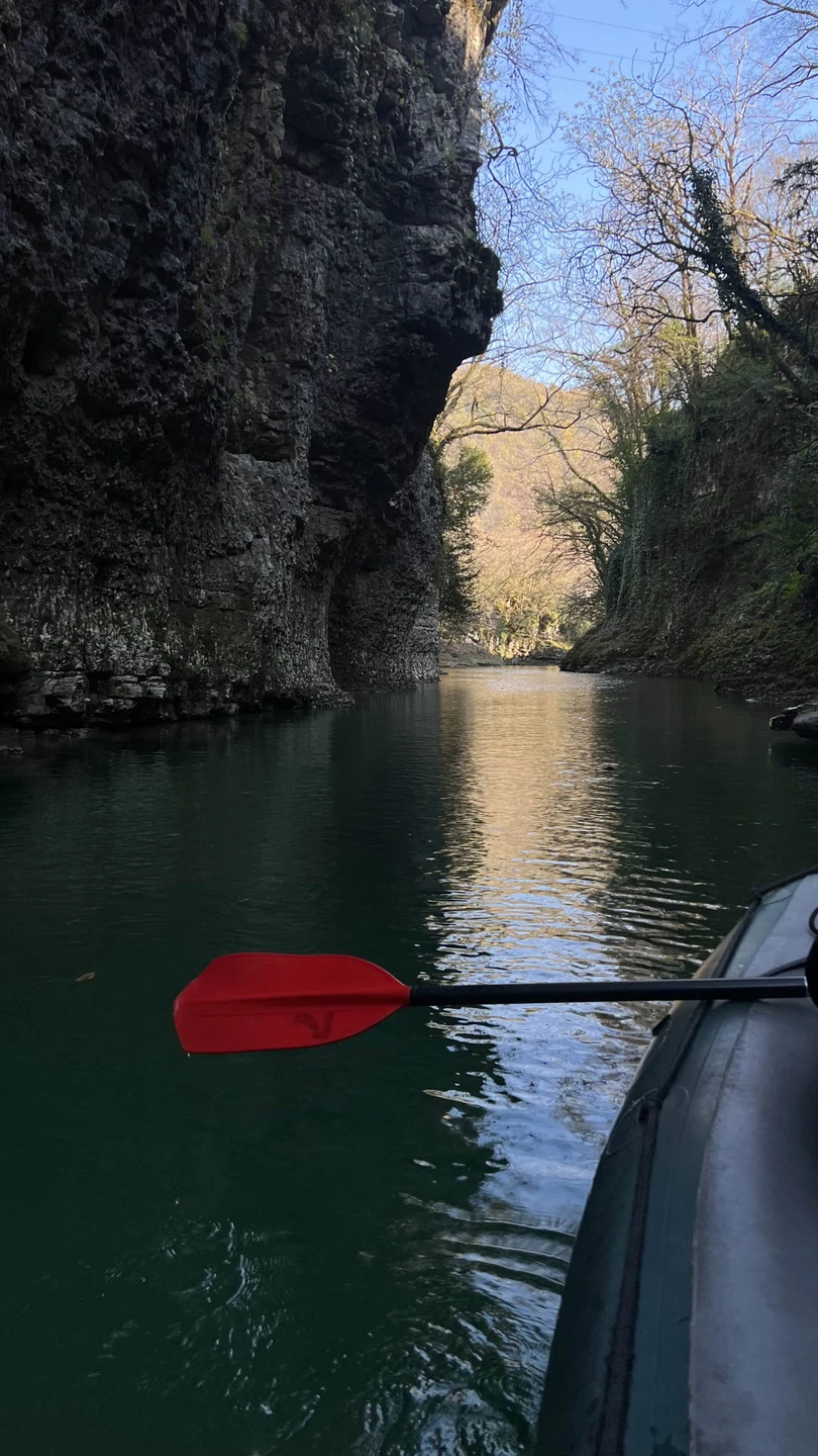 Экскурсия оказалась очень интересной и насыщенной. Сначала мы посетили пещеру — внутри особенная атмосфера, красивые природные