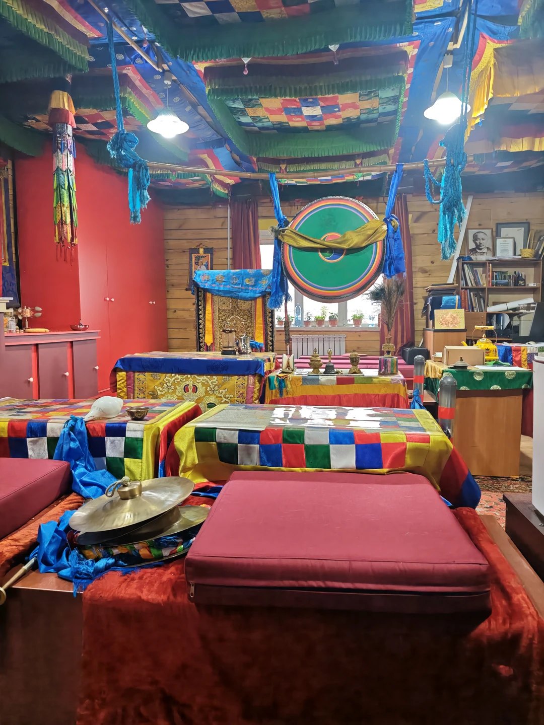 Были на экскурсии 3.11.25 с мамой (70 лет) и сыном (17 лет). Юлия рассказывала так, что