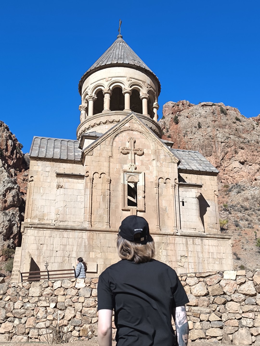 Определенно рекомендую это винное путешествие!) Нашим гидом был Армен, который очень интересно и подробно, но без